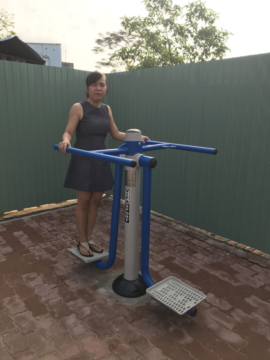 Máy tập thể dục ngoài trời giá rẻ được đổi màu sơn xanh, lắp đặt tại vùng đất [cù lao xanh] Bình Quới, Quận Bình Thạnh